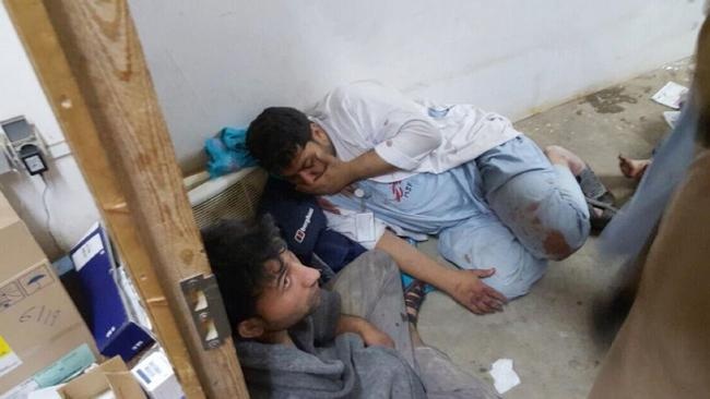 Các bác sĩ của MSF bị thương sau vụ không kích nhầm của Mỹ tại bệnh viện ở Afghanistan. Ảnh: AP