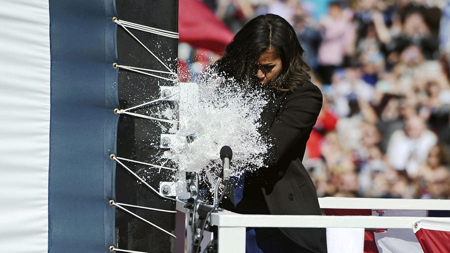 Phu nhan Obama dap chai ruou de rua toi cho tau ngam hinh anh