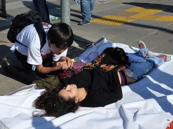 Những nạn nhân trong vụ đánh bom hôm 10/10 là người tham gia diễu hành hoà bình nhằm phản đối tình trạng bạo lực đang gia tăng giữa phiến quân người Kurd và lực lượng an ninh Thổ Nhĩ Kỳ. Ảnh: Independent