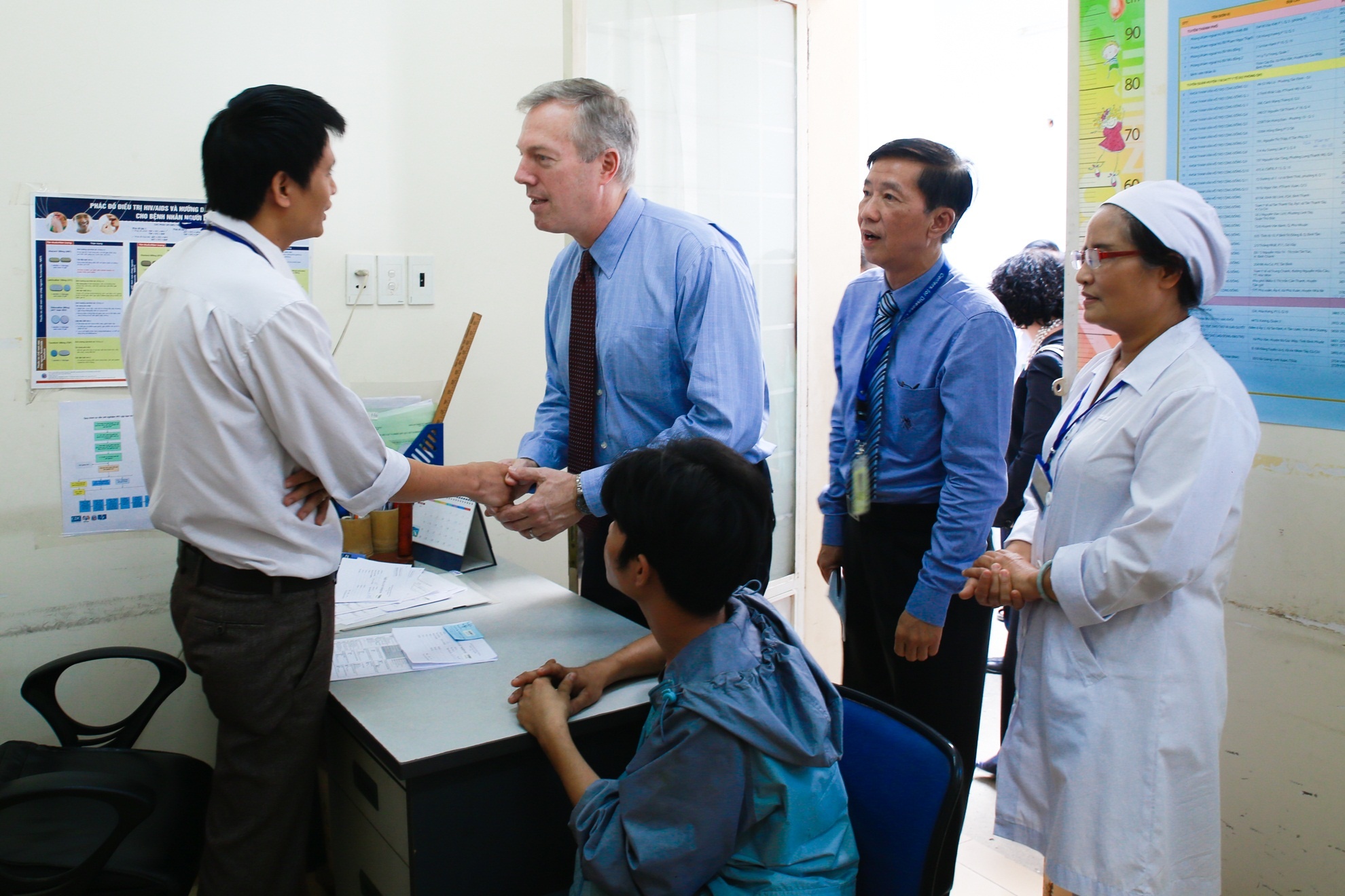 Dai su My tham co so dieu tri HIV tai quan 4 hinh anh