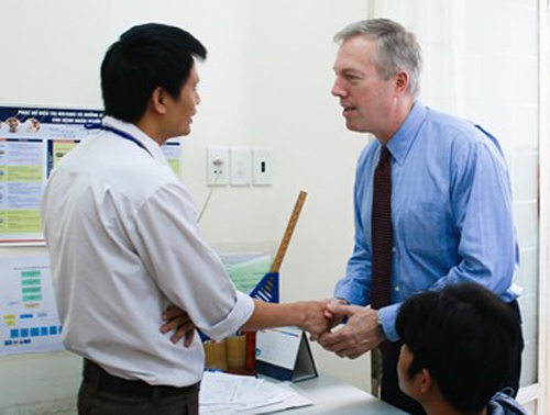 Dai su My lan dau tham co so dieu tri HIV tai Viet Nam hinh anh