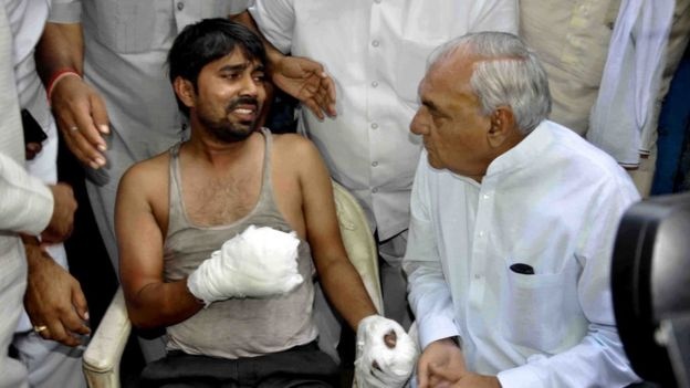 Jitender, bố của hai đứa trẻ bị thiêu sống, nói khi anh phát hiện ngọn lửa thì đã quá muộn để cứu các con. Ảnh: BBC