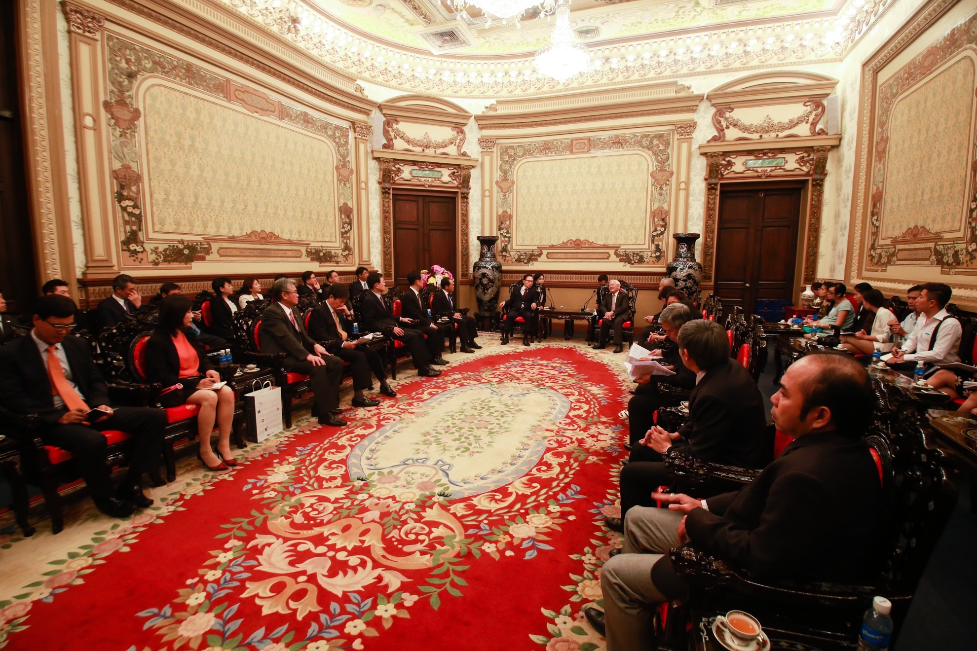 Quang cảnh buổi tiếp đón phái đoàn của cựu tổng thống Hàn Quốc Lee Myung Bak tại trụ sở UBND TP HCM. Ảnh: Hải An