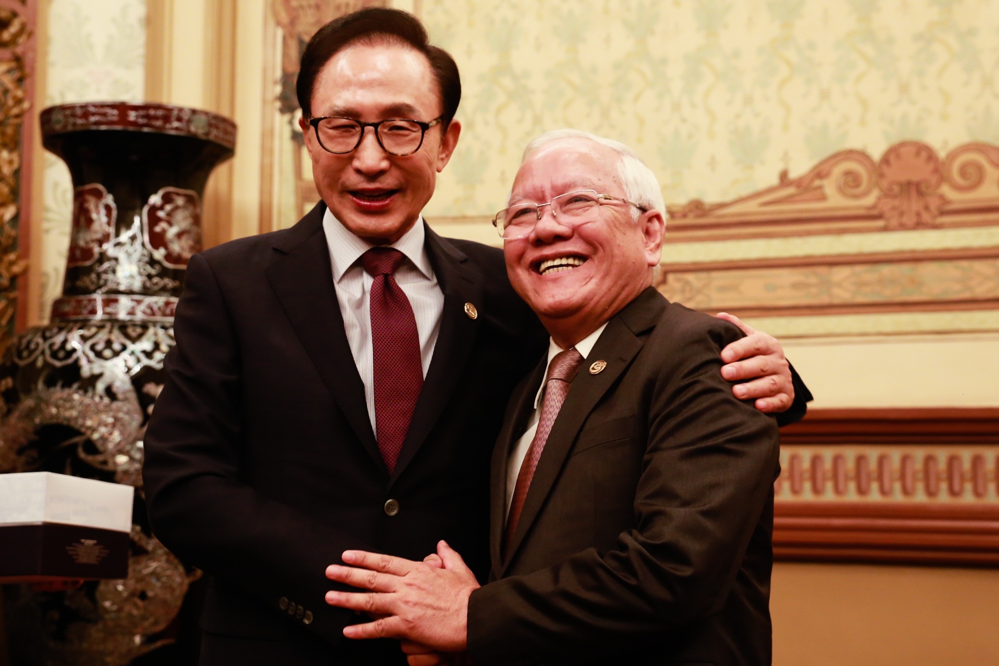 Cựu tổng thống Hàn Quốc tỏ ra thân mật và vui vẻ trong buổi chào xã giao. Ông khẳng định luôn quan tâm đến Việt Nam ngay cả khi không còn giữ chức vụ. Ảnh: Hải An