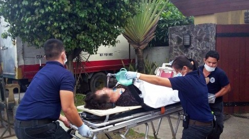 Cảnh sát đưa một phụ nữ bị thương vào bệnh viện điều trị. Ảnh: SCMP