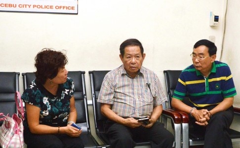 Hai nghi phạm trả lời các câu hỏi của cảnh sát thông qua người phiên dịch. Ảnh: AFP