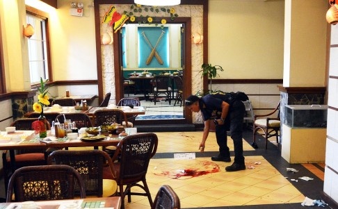 Vệt máu tại hiện trường xả súng. Ảnh: AP