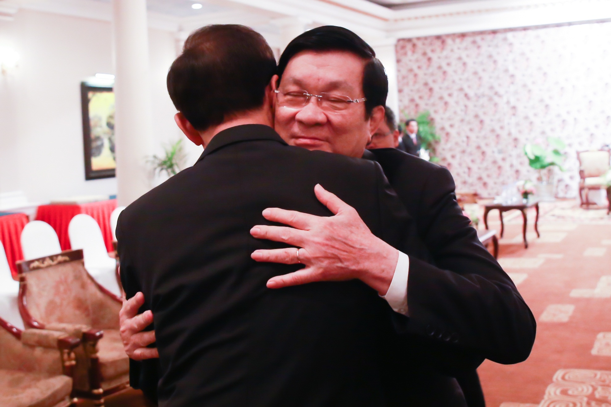 Chủ tịch Trương Tấn Sang thể hiện tình cảm nồng ấm với cựu tổng thống Hàn Quốc. Ảnh: Hải An