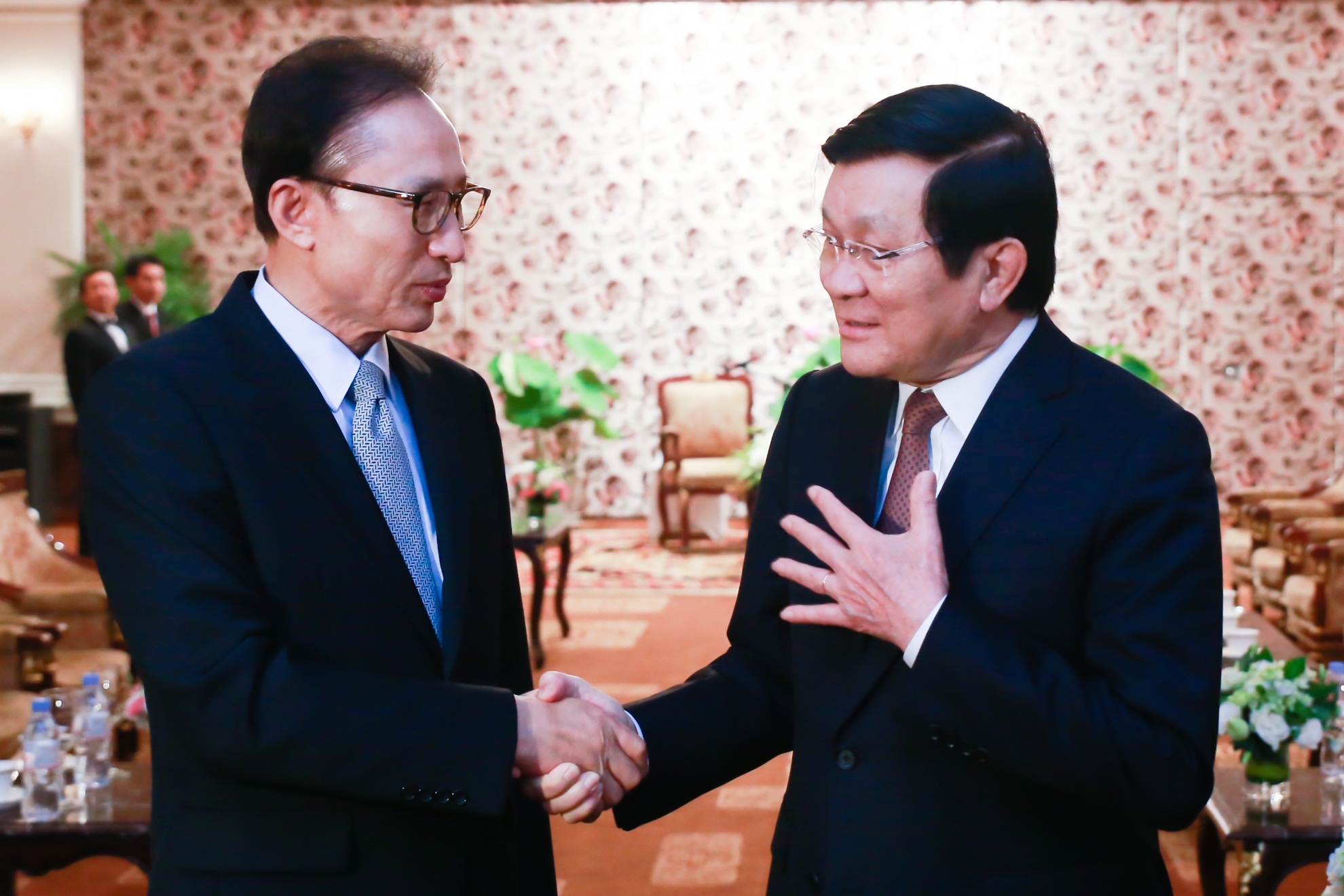 Cựu tổng thống Hàn Quốc Lee Myung Bak đến chào xã giao Chủ tịch nước Trương Tấn Sang tại TP HCM ngày 22/10. Ảnh: Hải An