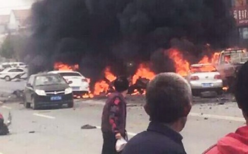 Oto phat no giua duong tai Trung Quoc, it nhat 3 nguoi chet hinh anh