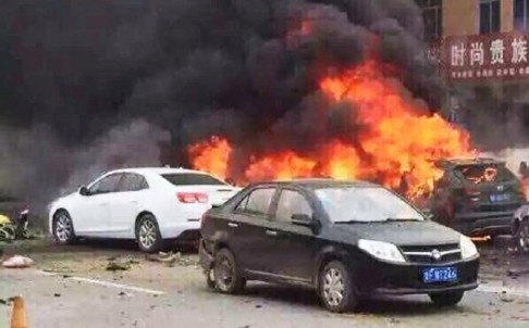 Nhiều xe đậu gần ôtô bị nổ cũng chịu thiệt hại. Ảnh: SCMP