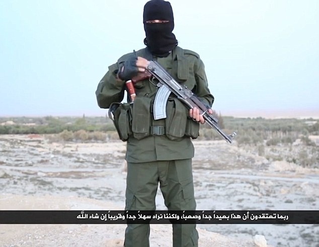 Chiến binh IS đe dọa tấn công người Do Thái trong video mới nhất. Ảnh: Daily Mail