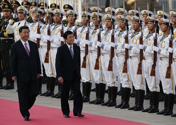 Chủ tịch nước Trương Tấn Sang duyệt đội danh dự cùng Chủ tịch Tập Cận Bình tại Đại lễ đường Nhân dân. Ảnh: AFP