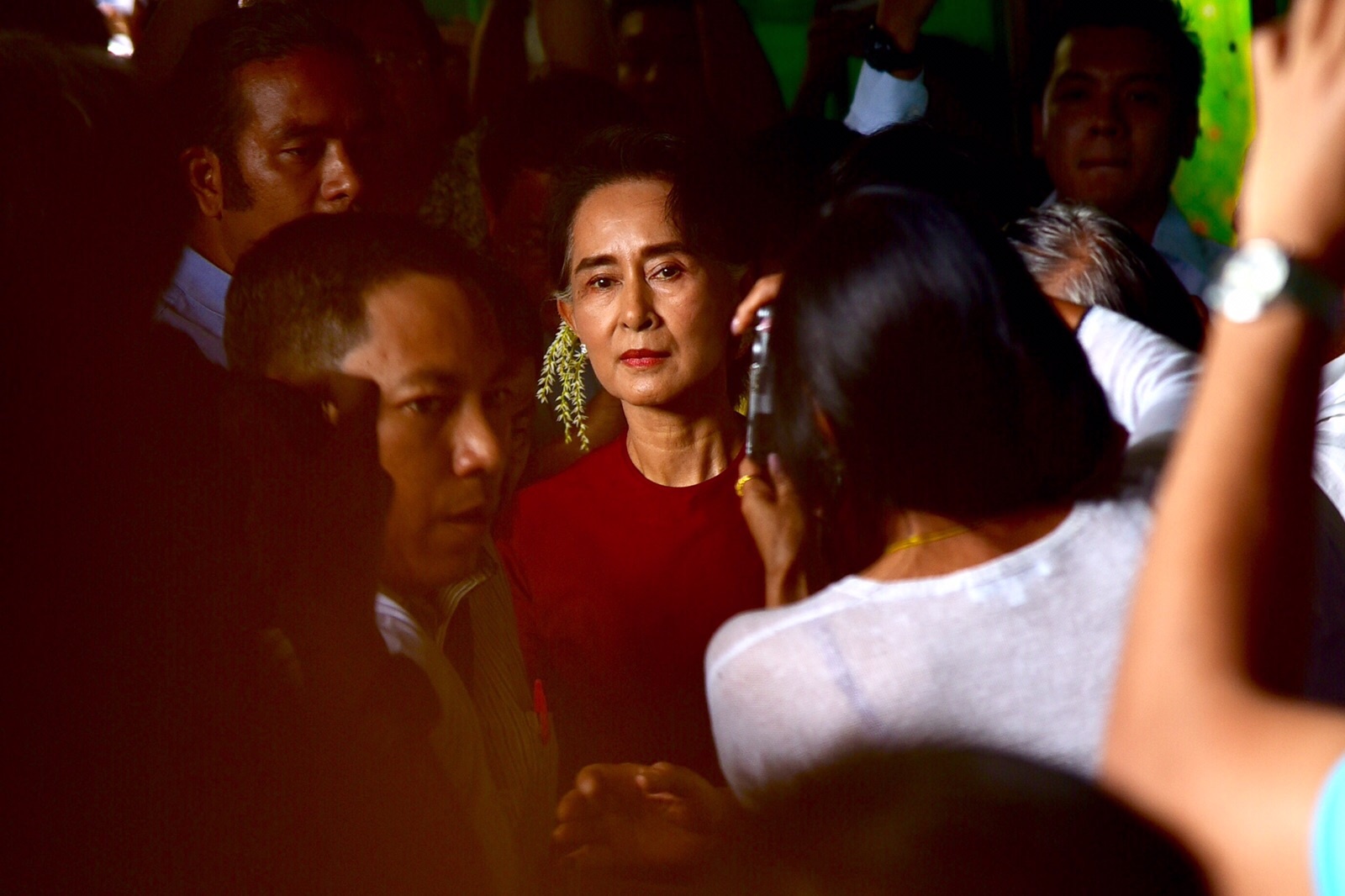 Ba Suu Kyi cung nguoi dan di bo phieu cuoc bau cu lich su hinh anh