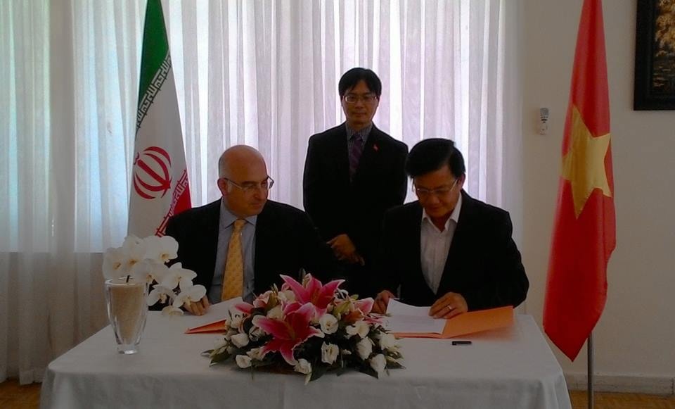 Đại sứ Việt Nam tại Iran, ông Nguyễn Hồng Thạch, tại buổi ký kết Bản ghi nhớ giữa đại diện UBND Thành phố Cần Thơ và công ty BB&A. Ông cho biết, đây là dự án hợp tác dùng vốn và kỹ thuật Nhật Bản trồng lúa ở Cần Thơ, sao cho hợp với khẩu vị của người Iran để xuất khẩu sang thị trường Iran. Ảnh: Facebook ĐS