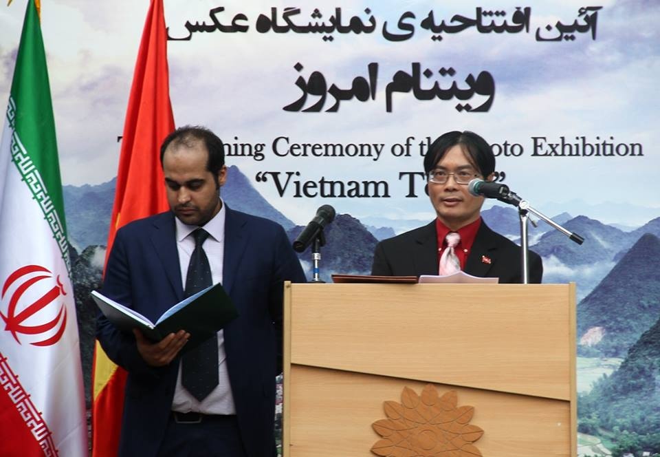 Đại sứ Nguyễn Hồng Thạch phát biểu tại tuần triển lãm ảnh