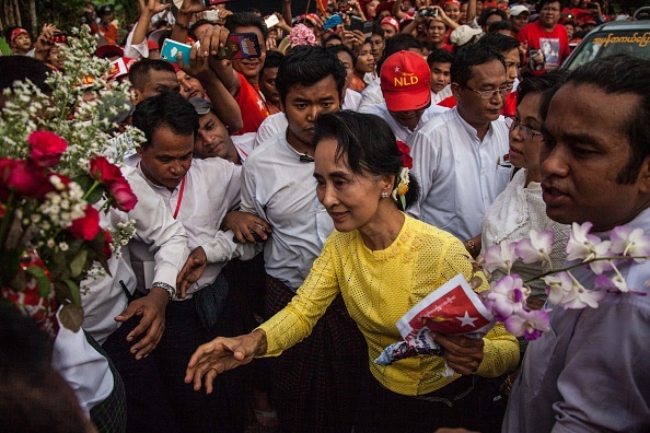 Bà Aung San Suu Kyi trong buổi gặp gỡ cử tri tại khu vực ứng cử của bà, quận Kawhmu ở Yangon hôm 24/10. Bà là nghị sĩ hạ viện đại diện cho Kawhmu từ năm 2012. Ảnh: AFP