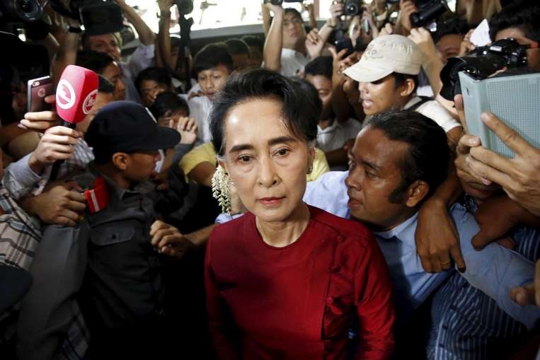 Bà Aung San Suu Kyi đến địa điểm bỏ phiếu hồi cuối tuần qua trong vòng vây của người dân hâm mộ  Ảnh: AFP