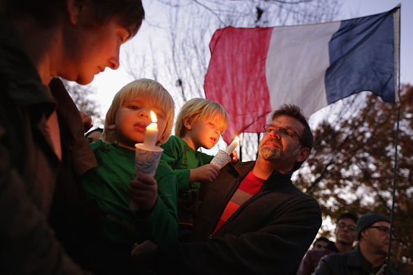 Ba nhom tay sung lien ket khung bo Paris hinh anh