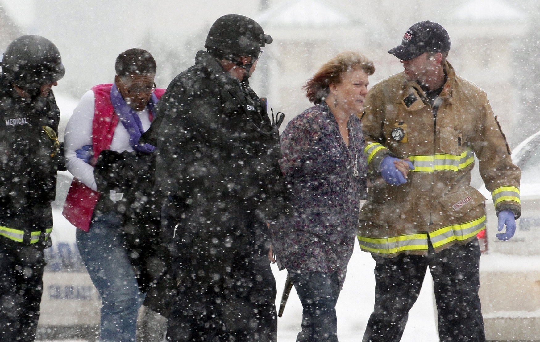 Dau sung tai phong kham o My, 3 nguoi chet hinh anh