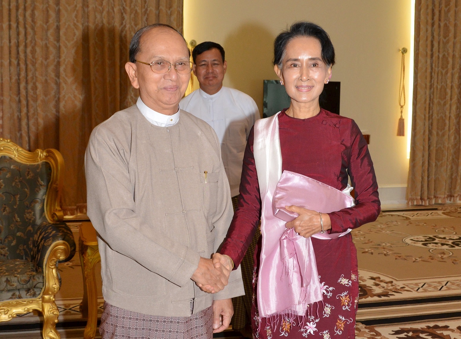 Ba Suu Kyi gap ong Thein Sein ban ve chuyen giao quyen luc hinh anh
