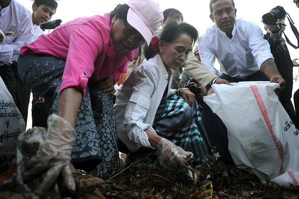 Ba Aung San Suu Kyi di nhat rac tren duong pho Myanmar hinh anh