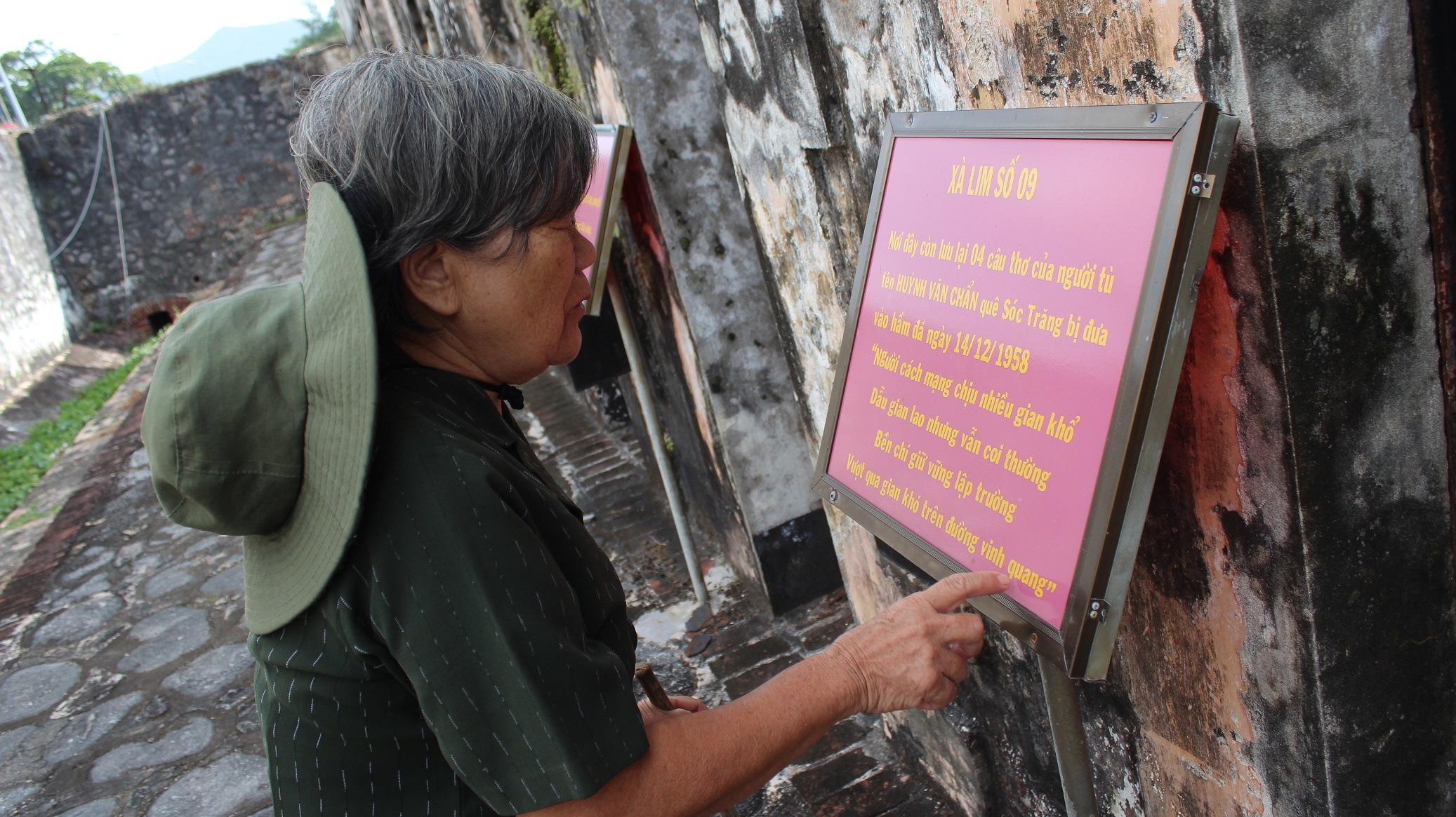 Những ký ức về chốn lao tù và tình cảm sống chết có nhau giữa những đồng đội là điều khiến bà Nguyễn Thị Ny quyết chọn Côn Đảo làm quê hương thứ 2. Ảnh: Tấn Khoa