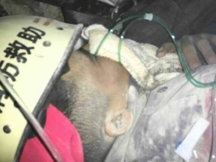 Nạn nhân lở đất còn sống được giải cứu. Ảnh: Caixin