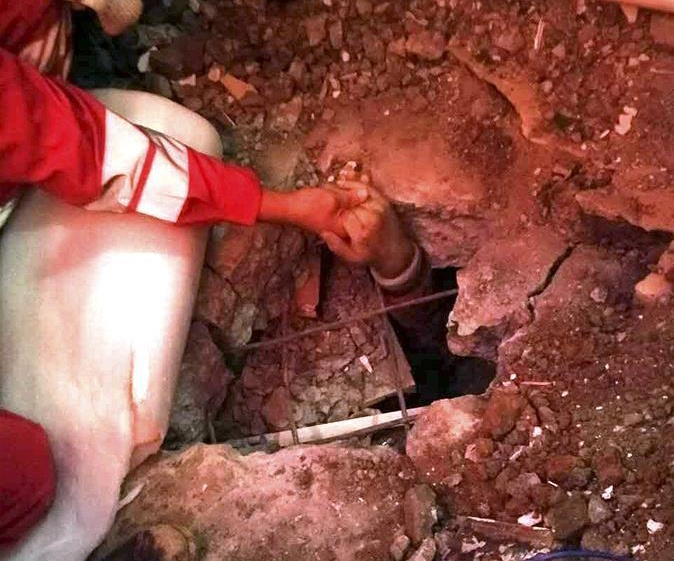 Tim thay nguoi song sot sau 67 gio lo dat o Trung Quoc hinh anh