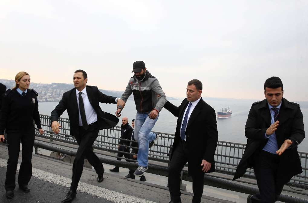 Tong thong Tho Nhi Ky giai cuu nguoi muon nhay cau tu sat hinh anh