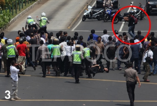 Xuat hien anh nghi pham na sung vao canh sat Indonesia hinh anh