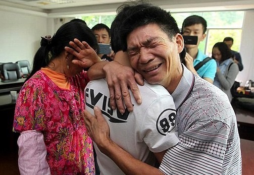 Nan bat coc tre em tram trong o Trung Quoc hinh anh