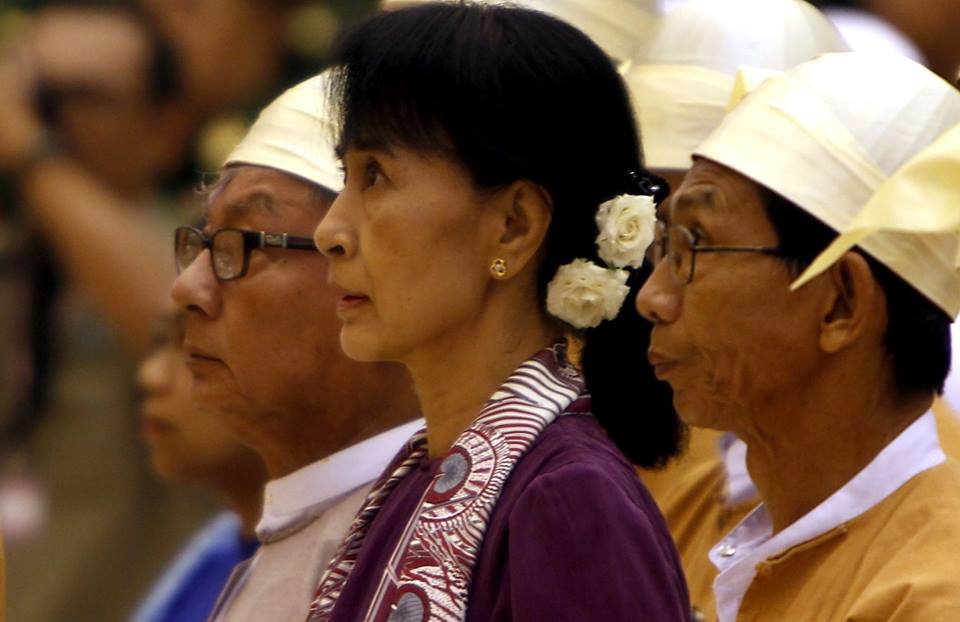 Dang cua ba Suu Kyi chinh thuc nam quyen sau hon 25 nam hinh anh