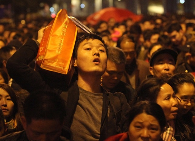 100.000 nguoi Trung Quoc chen lan o ga tau cho ve que an Tet hinh anh