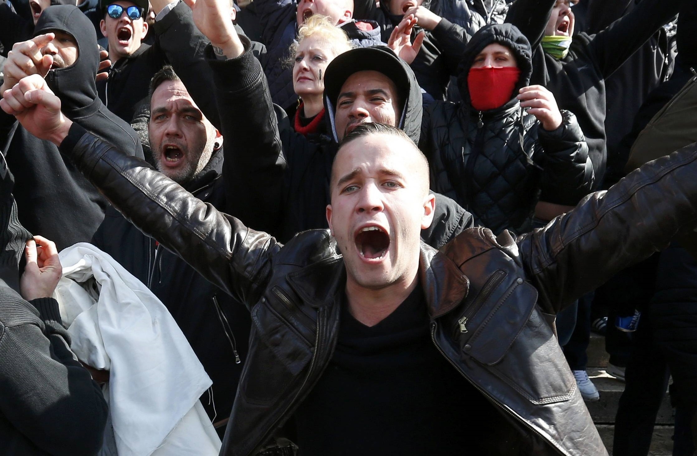 Canh sat Bi phun voi rong ngan can nguoi bieu tinh hinh anh