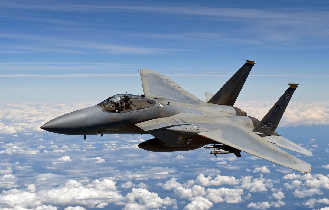 My trien khai may bay chien dau F-15 de phong Nga hinh anh