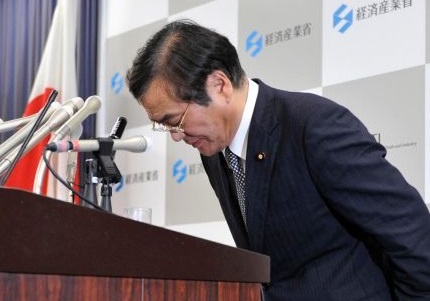 Quan chuc the gioi va mieng: Nguoi xin loi, ke tu chuc hinh anh