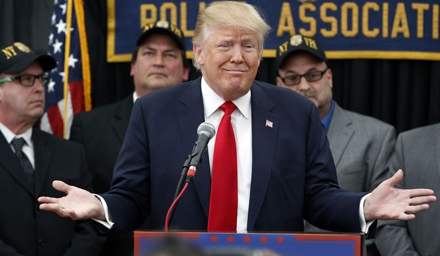 Doi thu cua Donald Trump lien minh de danh bai 'ong trum' hinh anh