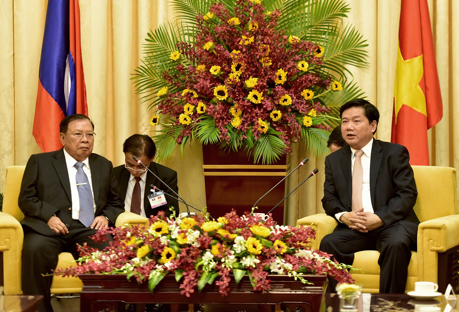 Bi thu Thang: Tinh thuy chung Viet - Lao mai xanh tuoi hinh anh