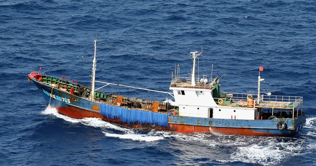 Tau ca Trung Quoc bi dam chim tren bien Hoa Dong hinh anh