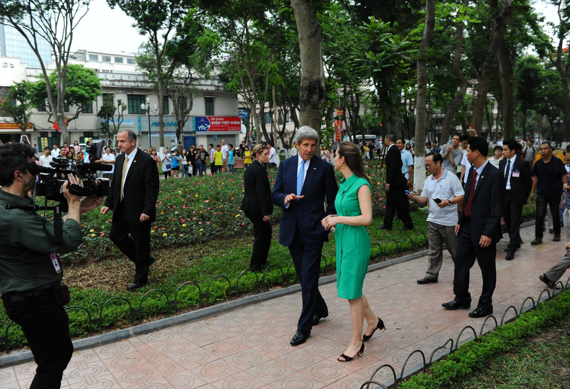 Ngoại trưởng Mỹ dạo Hồ Hoàn Kiếm ảnh 1 Ngoai truong My dao Ho Hoan Kiem anh 1