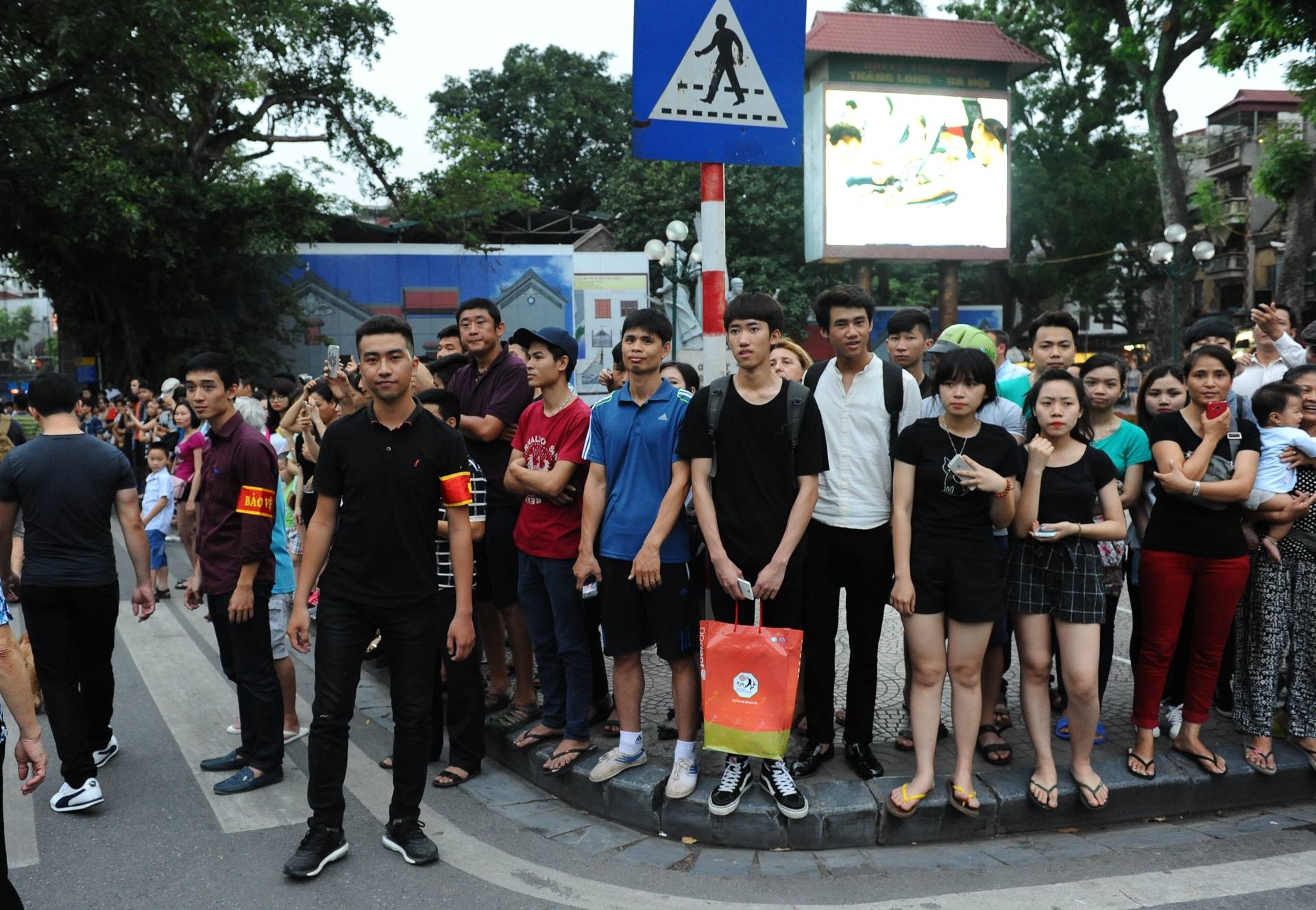 Ngoại trưởng Mỹ dạo Hồ Hoàn Kiếm ảnh 6 Ngoai truong My dao Ho Hoan Kiem anh 6