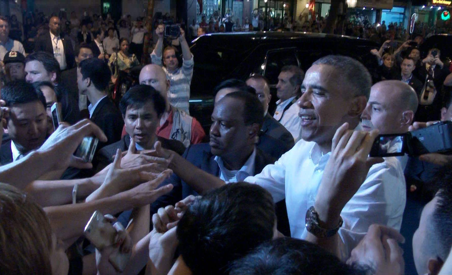 Tong thong Obama giao luu voi nguoi dan sau khi an bun cha hinh anh