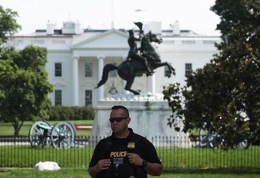 Nha Trang bao dong vi nguoi la nem kim loai qua hang rao hinh anh