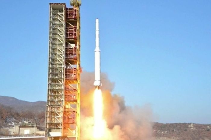 Lien Hop Quoc len an Trieu Tien phong thu ten lua hinh anh