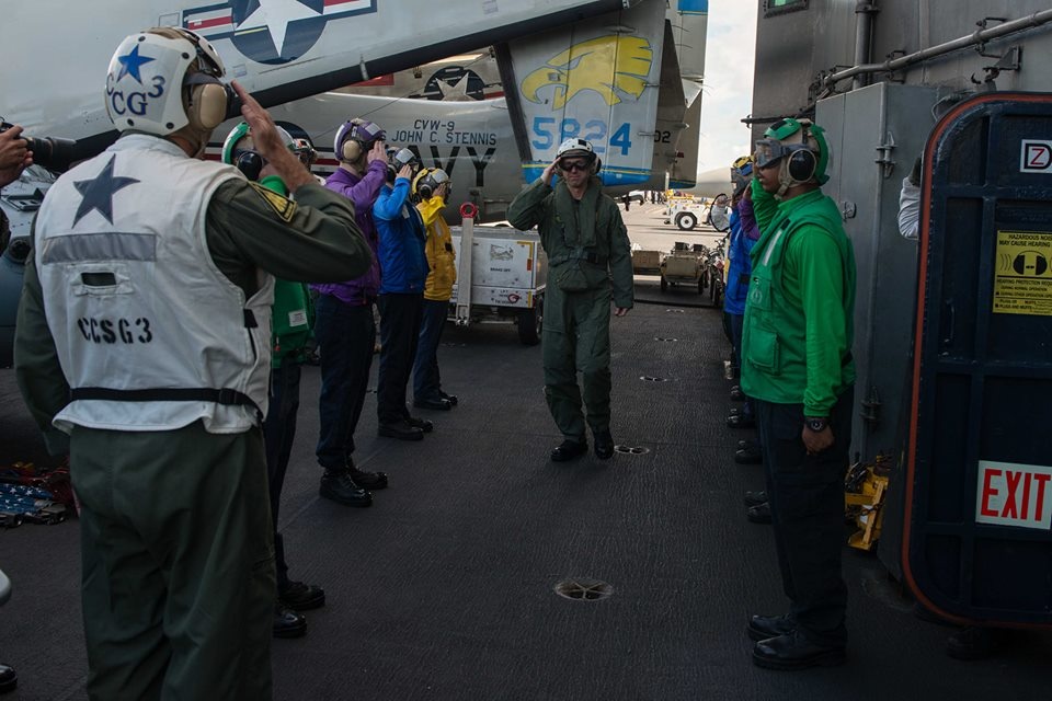 Tu lenh Hai quan My len tau san bay o Bien Dong anh 1