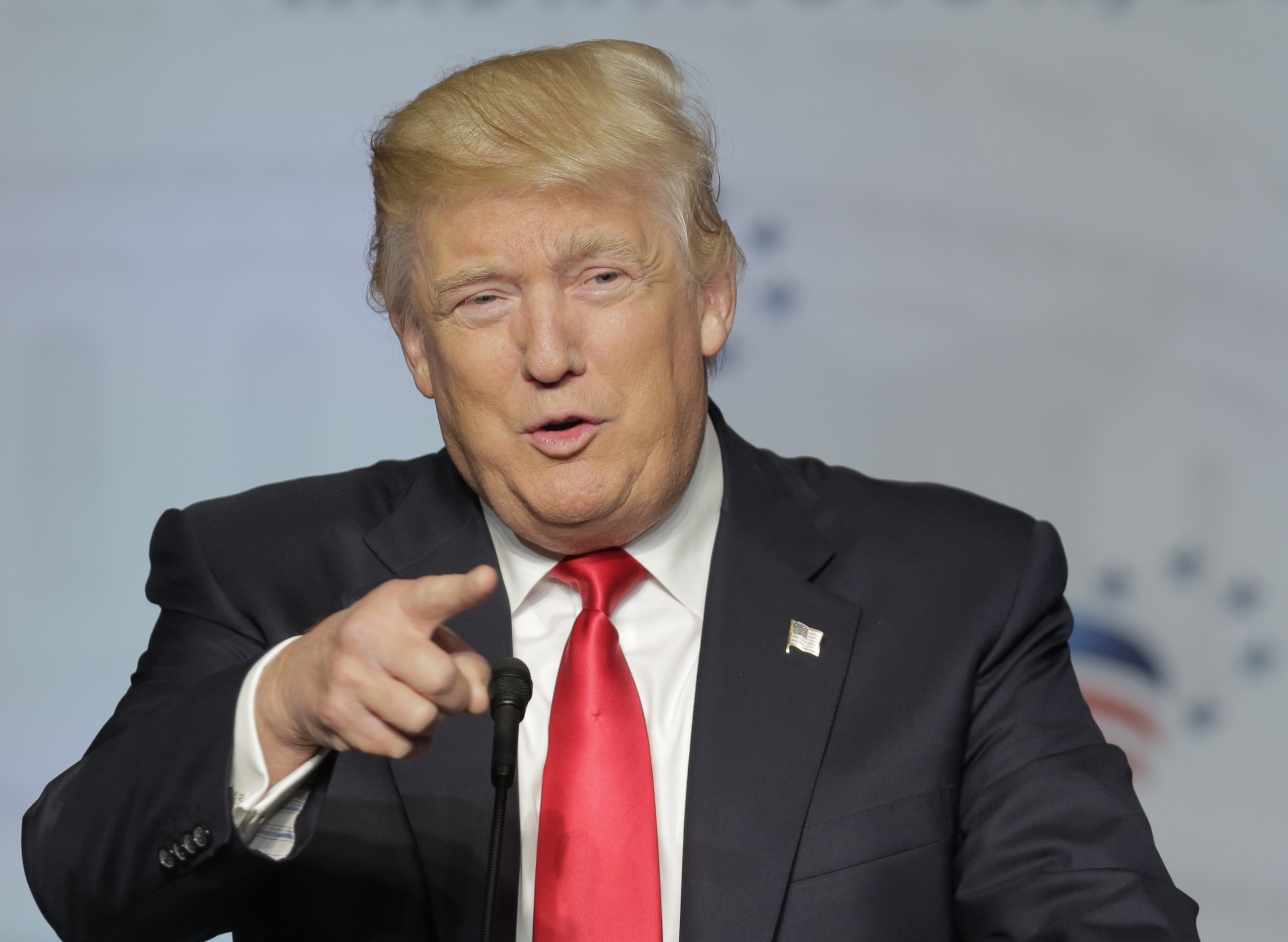 Ty phu Trump bat ngo diu giong, thay doi phong cach hinh anh