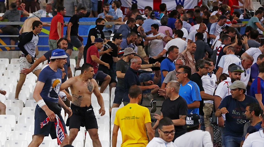 Fan Anh - Nga ẩu đả sau trận đấu ảnh 7 Fan Anh - Nga au da sau tran dau anh 7