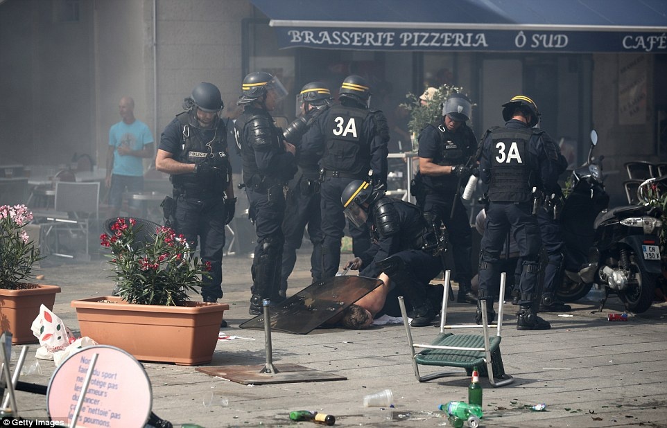 Fan Anh - Nga ẩu đả sau trận đấu ảnh 3 Fan Anh - Nga au da sau tran dau anh 3