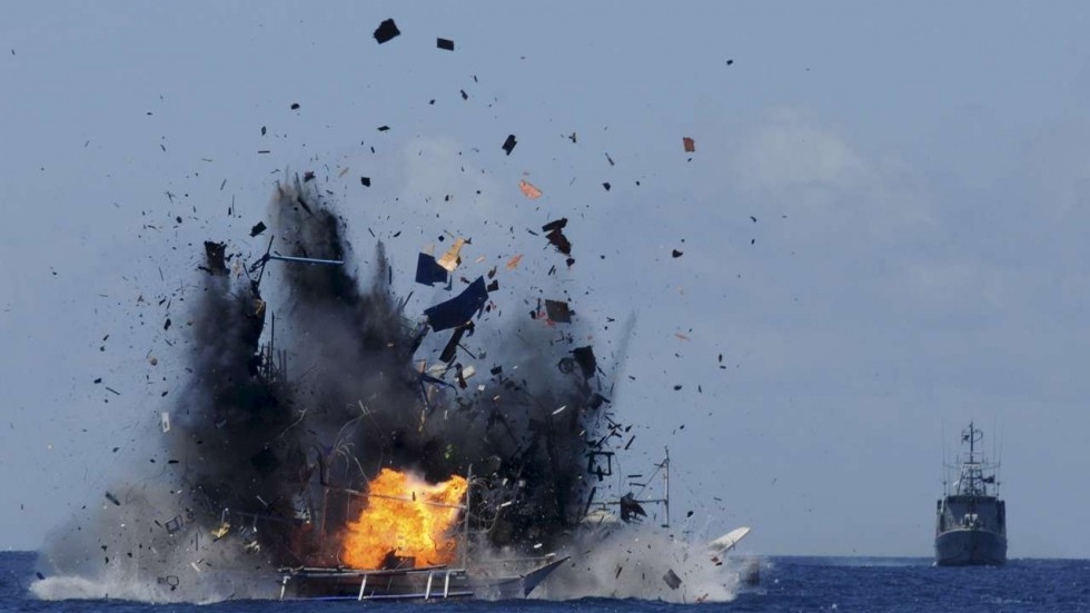 Tau chien Indonesia ban canh bao, bat tau ca Trung Quoc hinh anh